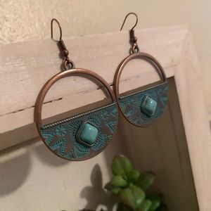 Gorgeous dangly copper earrings with turquoise stones!